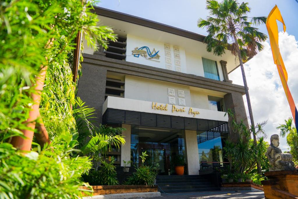 een gebouw met een bord waarop staat dat er rots was gevallen bij Hotel Puri Ayu in Denpasar