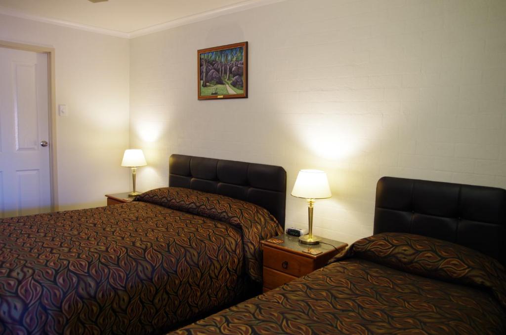 Postel nebo postele na pokoji v ubytování Stannum Lodge Motor Inn