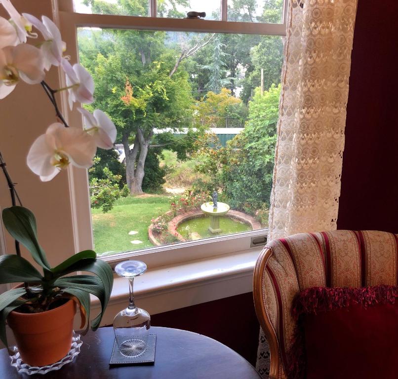 The Inn on Knowles Hill Bed & Breakfast Hotel - Deluxe King Room