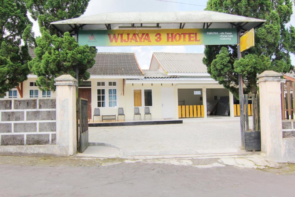 una puerta a un hotel wka con un edificio en Hotel Wijaya 3 Kaliurang, en Yogyakarta