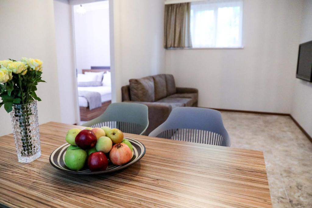 TV a/nebo společenská místnost v ubytování Garden Inn Resort Sevan