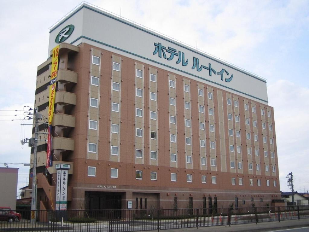 um edifício com um sinal na lateral em Hotel Route-Inn Sakata em Sakata