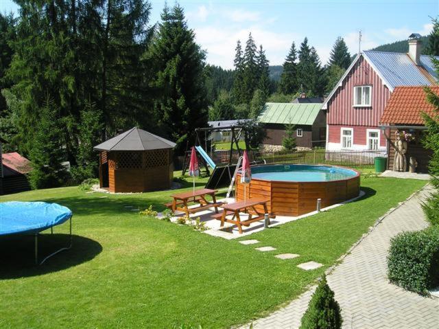 Bazén v ubytování Pension U Háčků nebo v jeho okolí