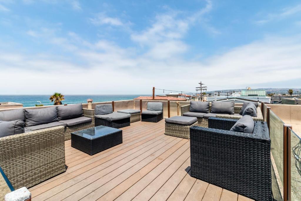 une terrasse meublée avec vue sur l'océan en arrière-plan dans l'établissement Fantastic Mission Beach condo steps to the Beach, à San Diego