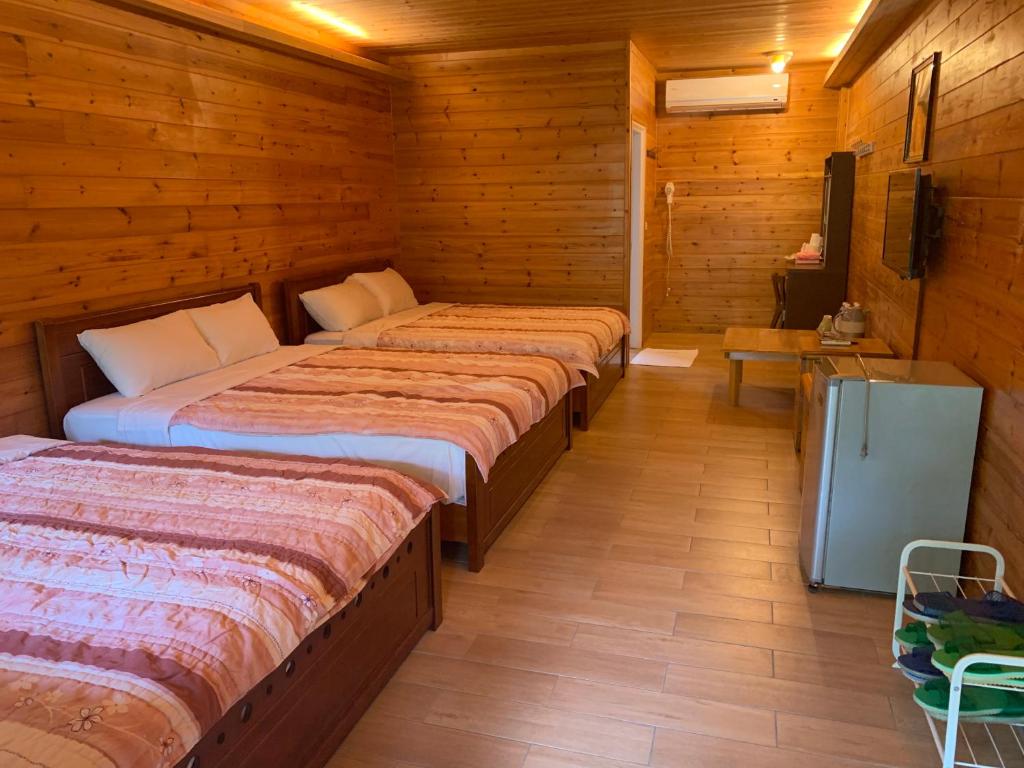 Postel nebo postele na pokoji v ubytování 杉林松境休閒農場