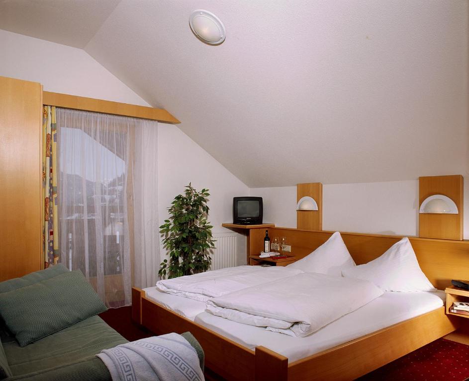 Postel nebo postele na pokoji v ubytování Erlebnishotel Fendels