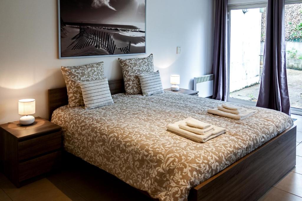 Ein Bett oder Betten in einem Zimmer der Unterkunft studio du botanique