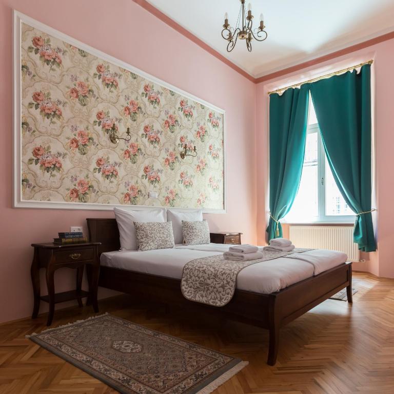 Postel nebo postele na pokoji v ubytování Barbo Palace Apartments and Rooms