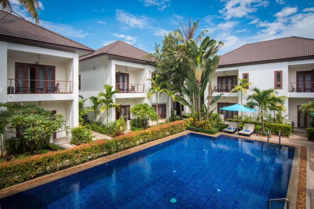 uma imagem de uma piscina em frente a uma villa em The Privilege Boutique em Siem Reap
