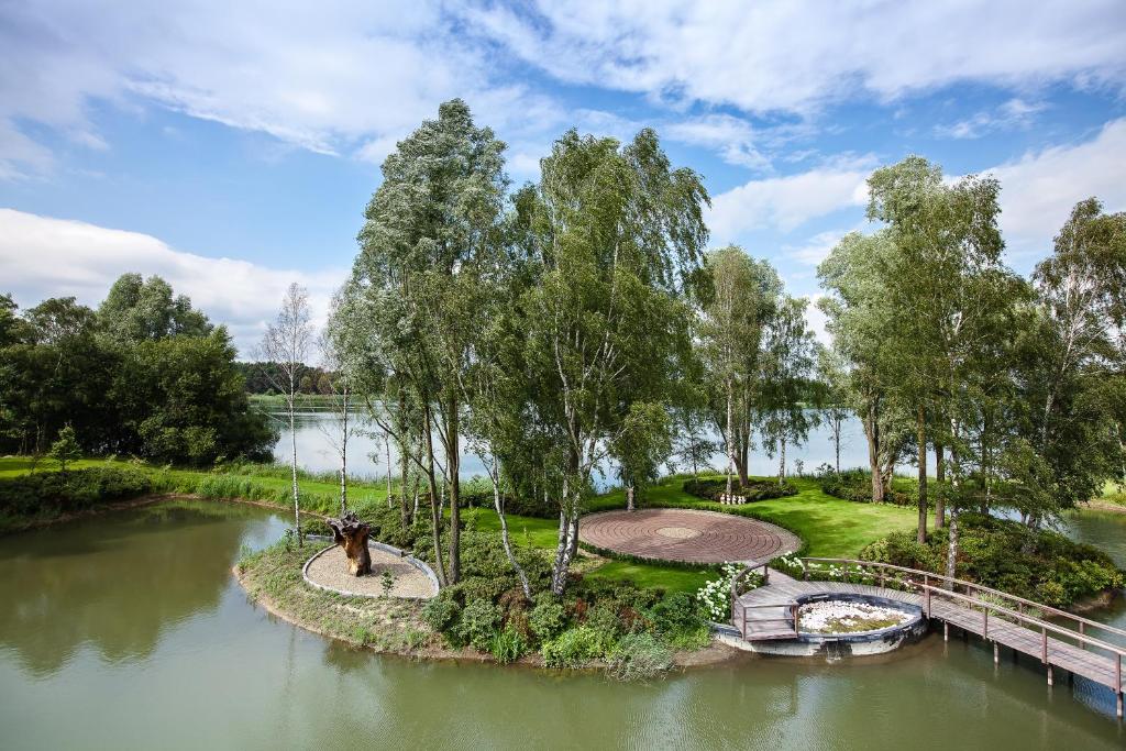 Výhled na řeku, která protéká v blízkosti hotelu