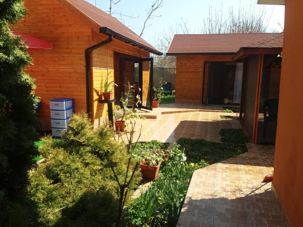 ein Haus mit Garten davor in der Unterkunft La Botezatu in Tuzla
