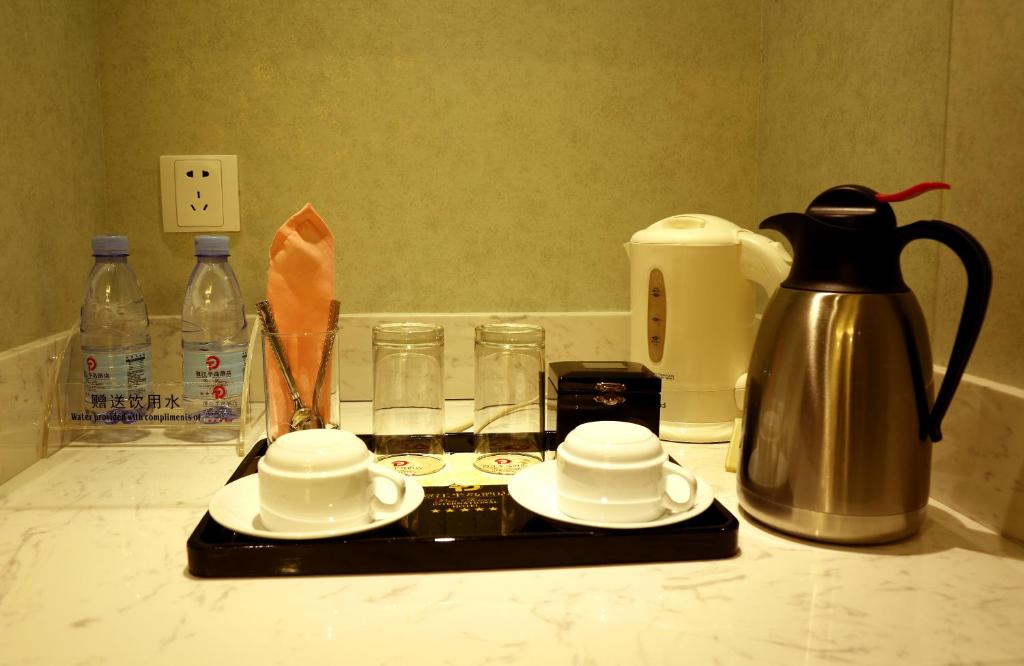 Příslušenství pro přípravu čaje a kávy v ubytování Pantower International Hotel