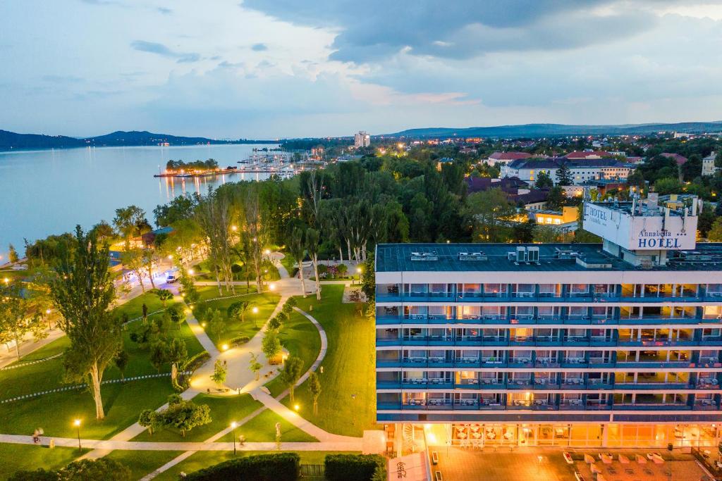 - une vue sur une ville avec un grand bâtiment dans l'établissement Danubius Hotel Annabella, à Balatonfüred