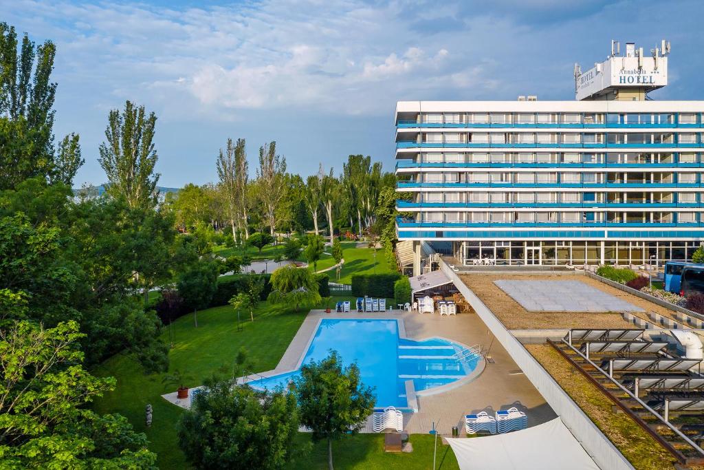 Bazén v ubytování Danubius Hotel Annabella nebo v jeho okolí