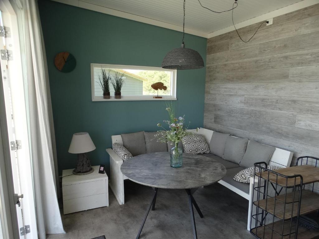 Posezení v ubytování Beach Lodges Oostvoorne