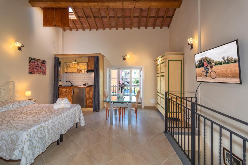 een slaapkamer met een bed en een tafel in een kamer bij La Mandolata dei Poeti Apartaments in Lucca