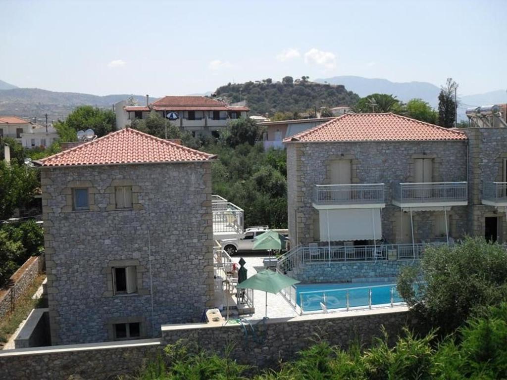 Bazén v ubytování 8 Furnished Apartments in Stoupa for Rent. nebo v jeho okolí