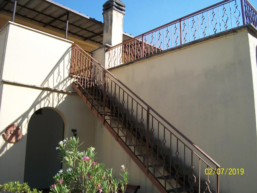 una escalera en el lateral de un edificio en Sweet Home 2, en Montopoli in Sabina