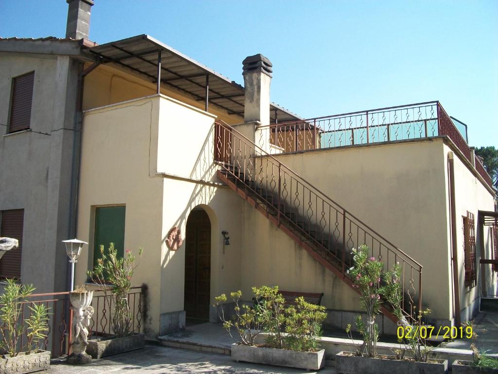 une maison avec un escalier sur son côté dans l'établissement Sweet Home 2, à Montopoli in Sabina