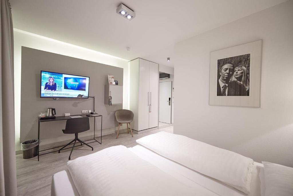 TV a/nebo společenská místnost v ubytování Hotel Amadeus