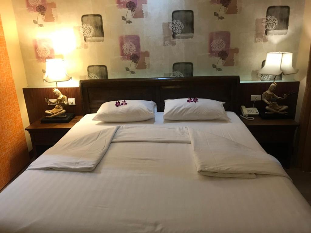Postel nebo postele na pokoji v ubytování The LD Pattaya Hotel