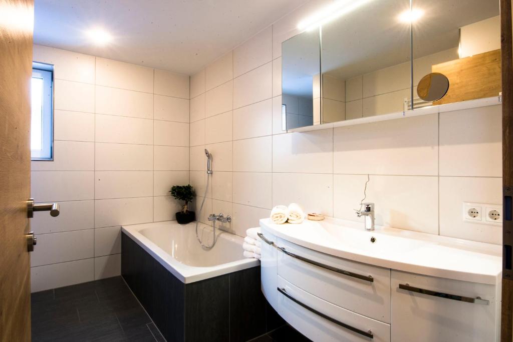 Koupelna v ubytování Erlebnishotel Fendels