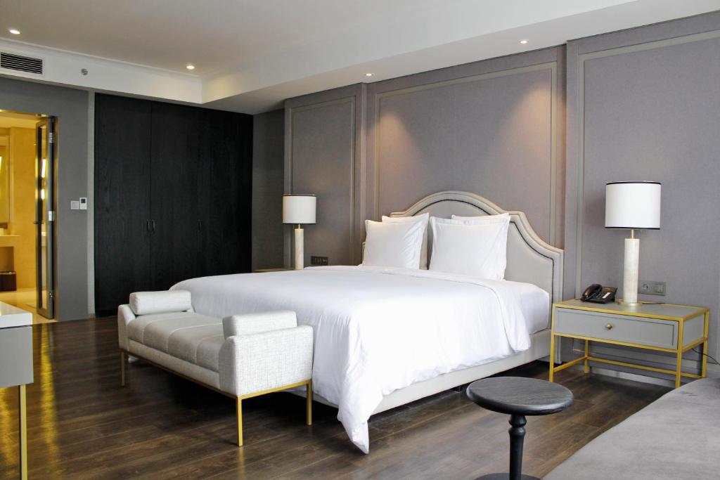 Postel nebo postele na pokoji v ubytování Goodrich Suites, Jakarta