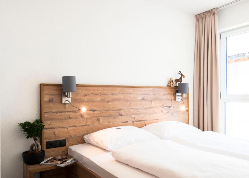 Postel nebo postele na pokoji v ubytování Erlebnishotel Fendels