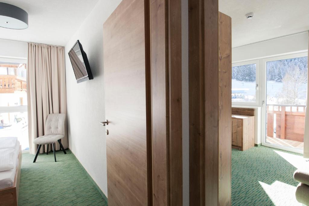 Postel nebo postele na pokoji v ubytování Erlebnishotel Fendels