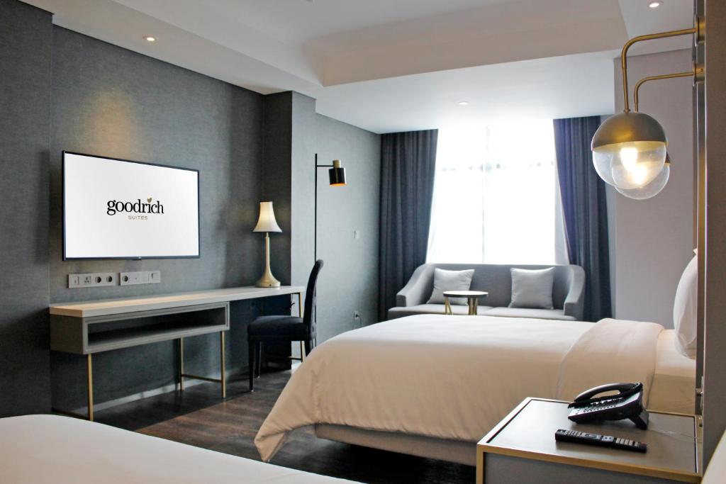 Postel nebo postele na pokoji v ubytování Goodrich Suites, Jakarta