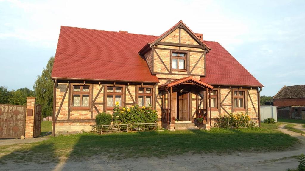 的住宿－AgroKorytnica，一座大型木房子,设有红色屋顶