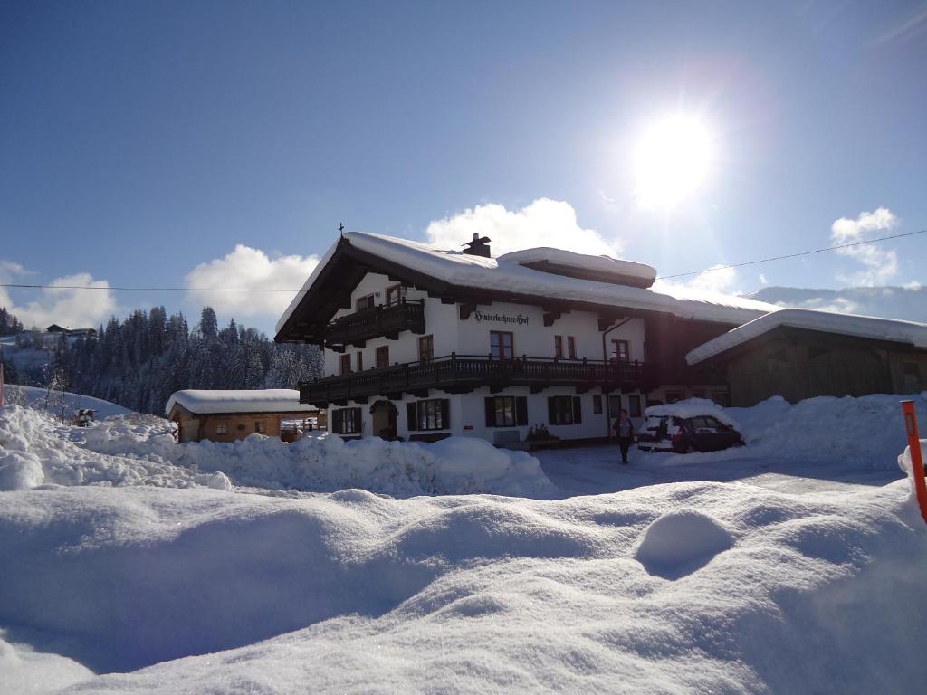 ヴェステンドルフにあるHinterlechnerhofの雪に覆われた建物