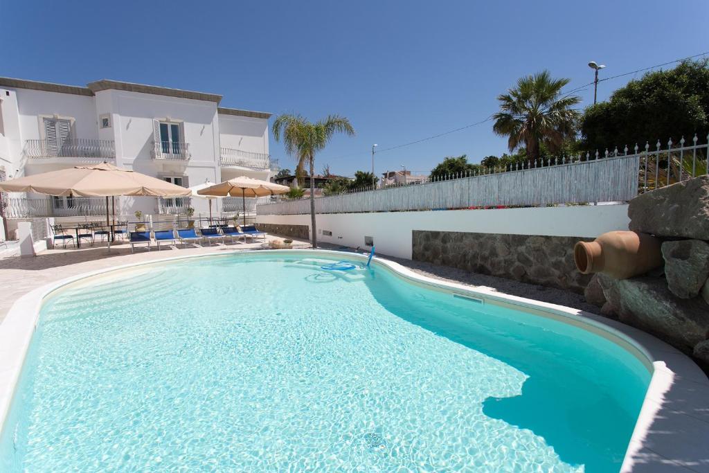 Bazén v ubytování Odysseus Hotel nebo v jeho okolí