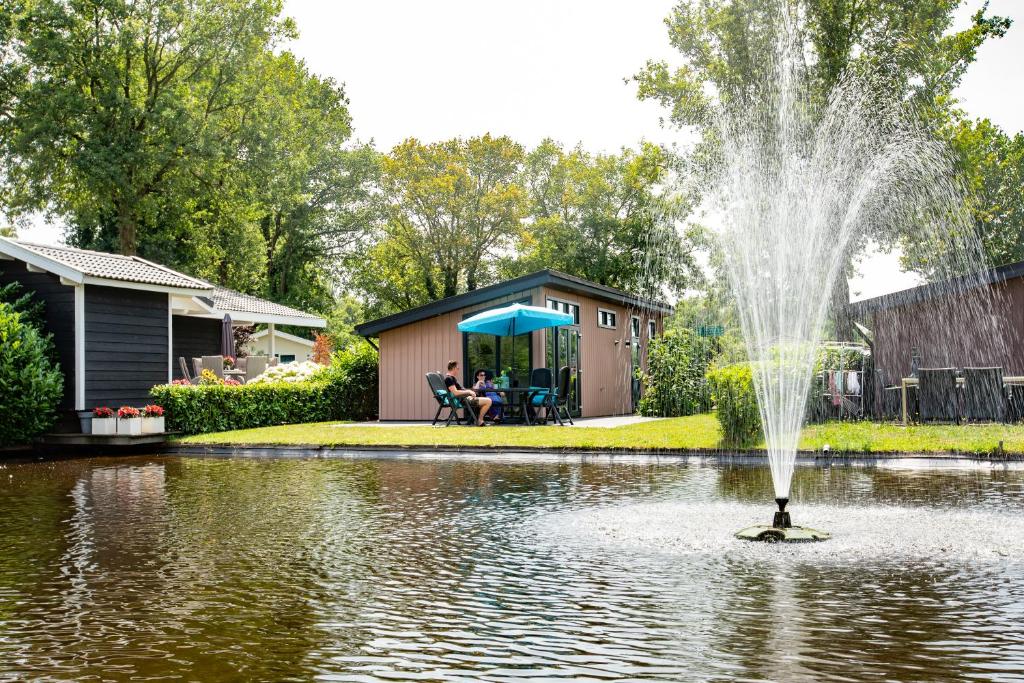 Cromvoirt的住宿－TopParken – Résidence de Leuvert，池塘中央的喷泉