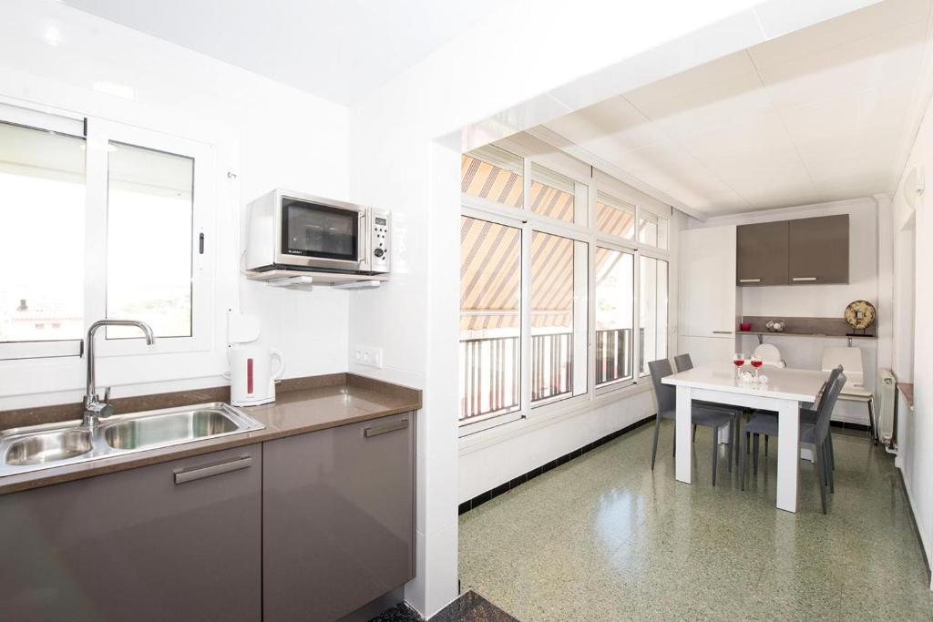 Kuchyň nebo kuchyňský kout v ubytování Apartamentos Costa Brava Las Vistas