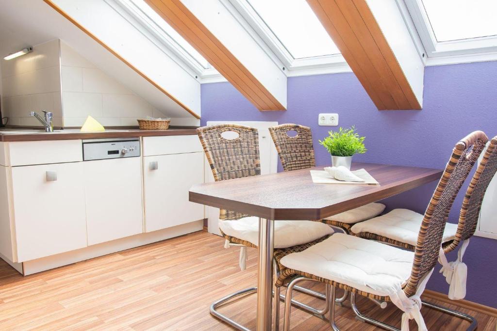 a kitchen and dining room with a table and chairs at Haus-Meeresglueck-Wohnung-Seestern in Dahme