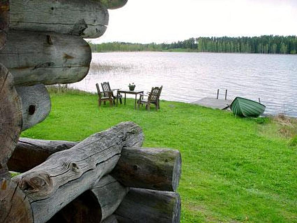 PätiäläにあるHoliday Home Kopinkallio 2 by Interhomeの水の横のテーブルと椅子