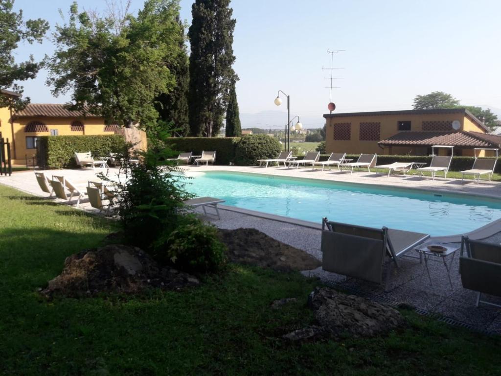 Bazén v ubytování Il Borgo di Villa Castelletti Country Hotel nebo v jeho okolí