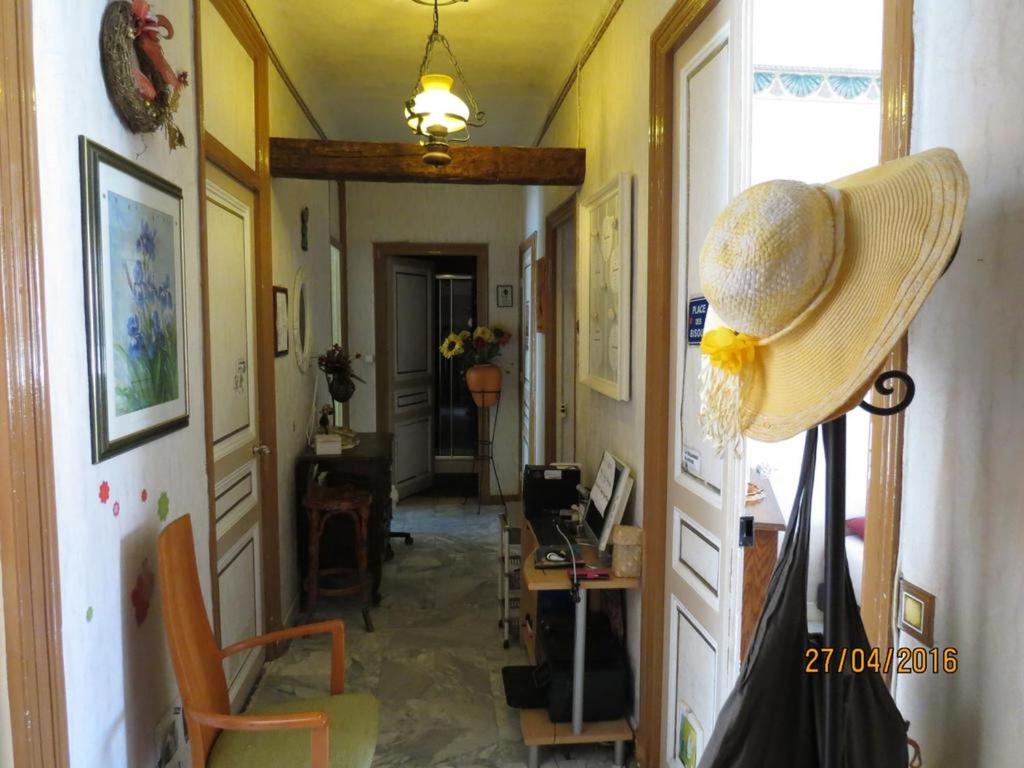 una habitación con un pasillo con un sombrero en una lámpara en Chez Brigitte Guesthouse, en Niza