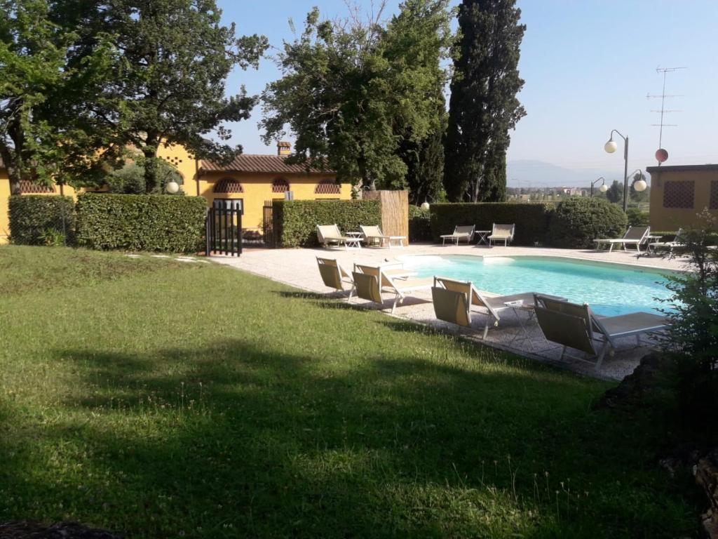 Bazén v ubytování Il Borgo di Villa Castelletti Country Hotel nebo v jeho okolí