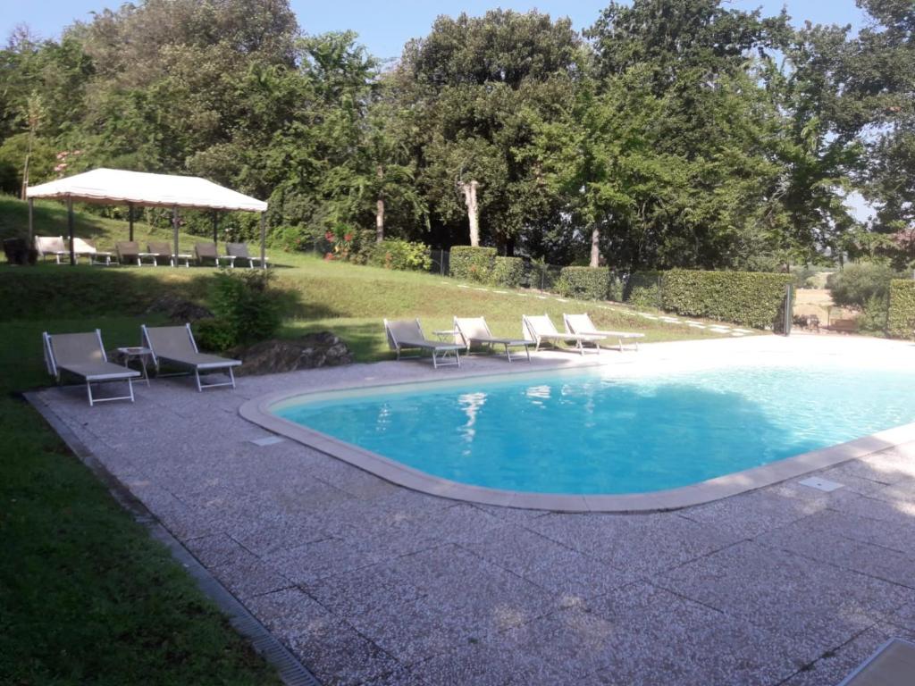 Bazén v ubytování Il Borgo di Villa Castelletti Country Hotel nebo v jeho okolí