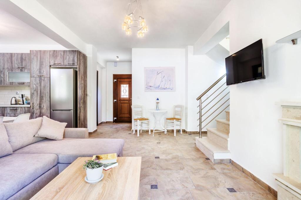 TV a/nebo společenská místnost v ubytování Sunset Villas