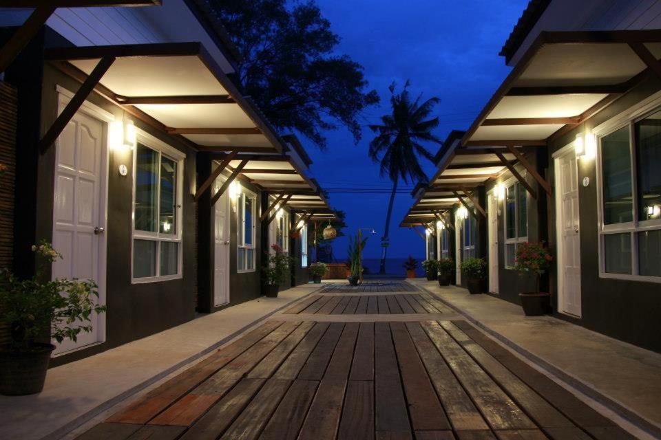 un pasillo vacío entre dos edificios por la noche en Baantalaywhan Resort, en Ban Huai Yang