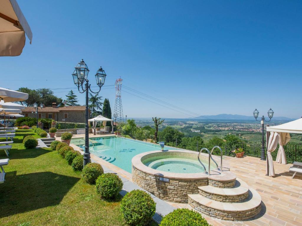 una piscina in mezzo a un cortile di Apartment Giglio by Interhome a San Baronto