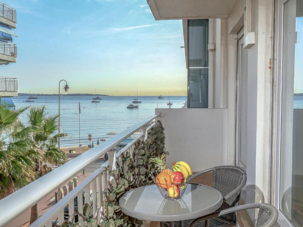 - une table sur un balcon avec vue sur l'océan dans l'établissement Apartment Reine Astrid-3 by Interhome, à Cannes