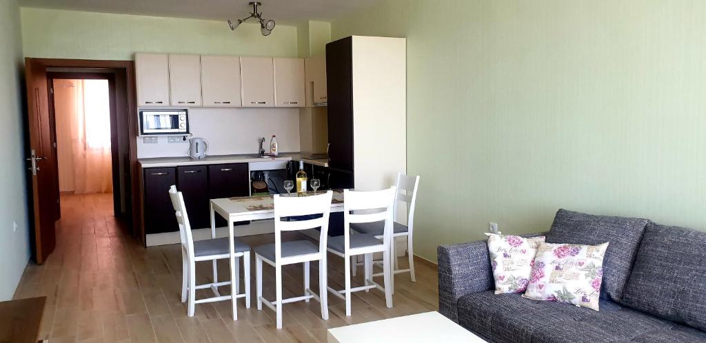 A kitchen or kitchenette at Apart Hotel Iglika
