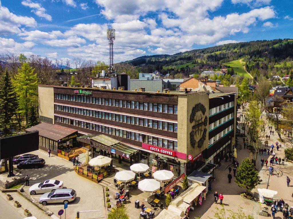 einen Blick über ein Gebäude mit einem Parkplatz in der Unterkunft Hotel Gromada Zakopane in Zakopane