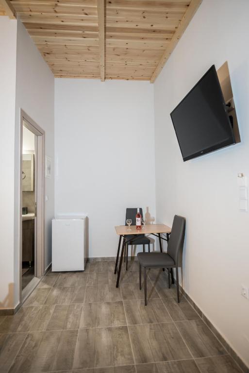 TV a/nebo společenská místnost v ubytování Camping & Rooms Kariotes