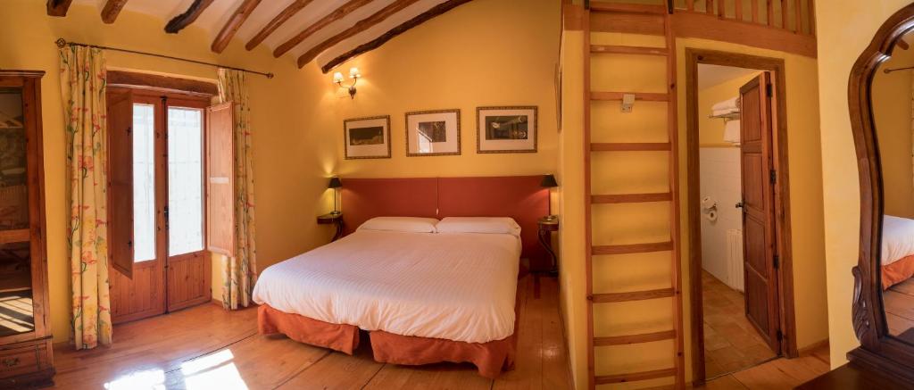 Postel nebo postele na pokoji v ubytování Hotel Rural Mas Fontanelles