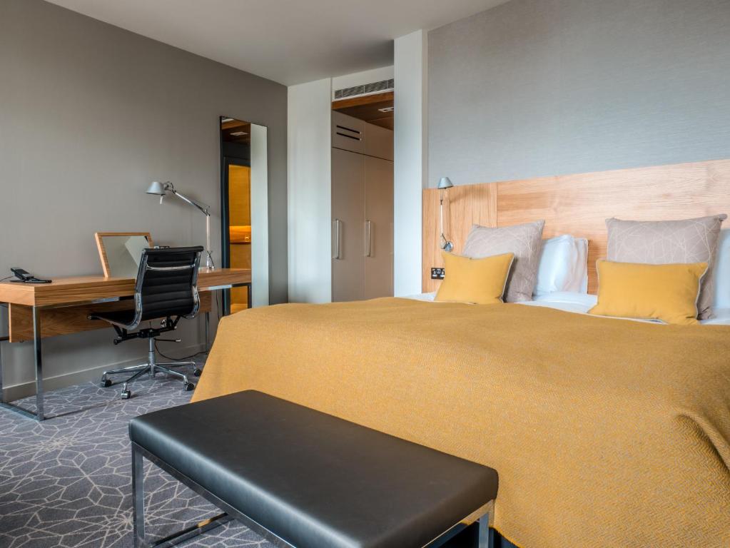 Postel nebo postele na pokoji v ubytování Apex Waterloo Place Hotel